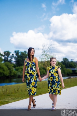 Комплект летних платьев в стиле Family Look для мамы и дочки "Подсолнухи" М-2138
