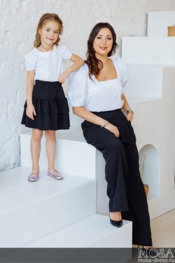 Комплект белых блузок в стиле Family Look  для мамы и дочки “Кармелита” М-2187