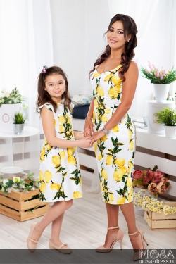 Комплект летних платьев в стиле Family Look для мамы и дочки "Тропиканка" М-2066