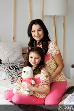 Домашний комплект в стиле family Look для мамы и дочки с брючками "Сердечки" М-2076