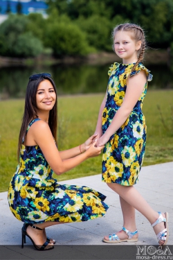 Комплект летних платьев в стиле Family Look для мамы и дочки "Подсолнухи" М-2138