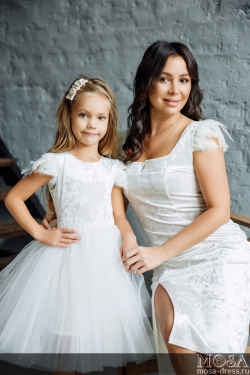 Комплект нарядных бархатных платьев в одном стиле для мамы и дочки "Николь" М-2201