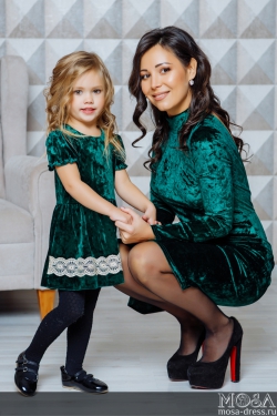 Комплект бархатных платьев в одном стиле для мамы и дочки "Гламур" М-2111